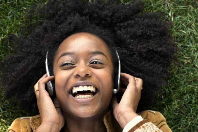 Música interfere no nosso cérebro e melhora humor e aprendizado