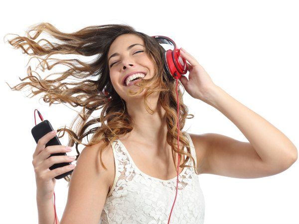 Escutar música alegre ajuda a aumentar a criatividade, diz estudo
