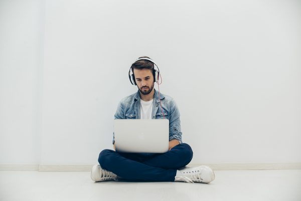 6 dicas para você ouvir música e melhorar o seu desempenho no trabalho