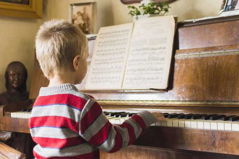 Ensino de música eleva desempenho escolar, diz estudo