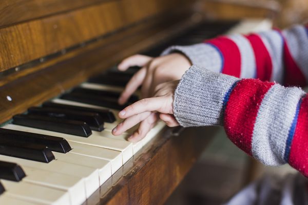 Entre ritmos e melodias: conheça os benefícios da música no desenvolvimento cognitivo das crianças