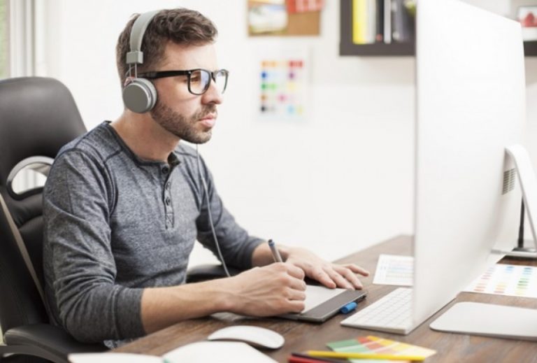 Ouvir música no trabalho aumenta a produtividade